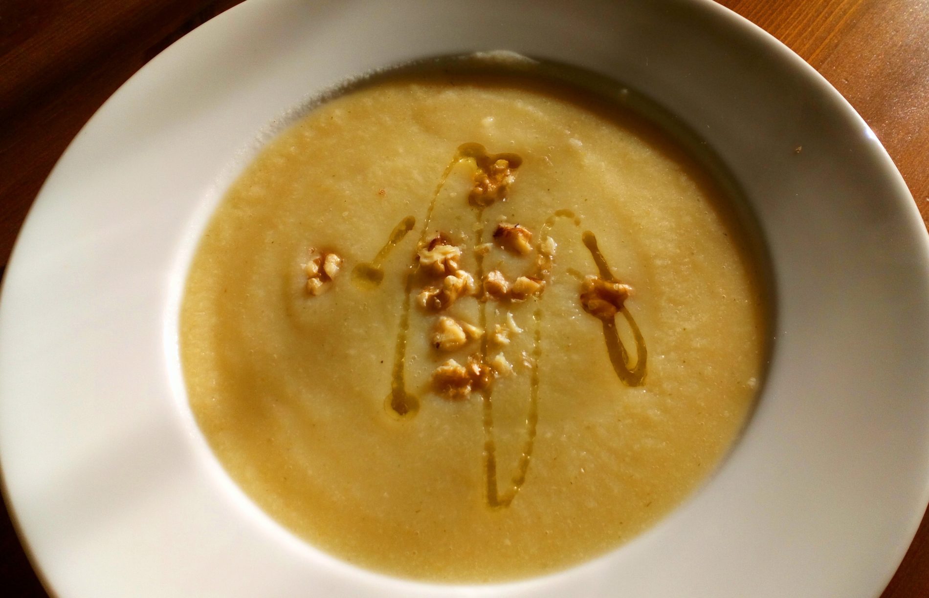 Rezept Pastinakencremesuppe mit Nüssen • Essentiell - Diätologische Praxis