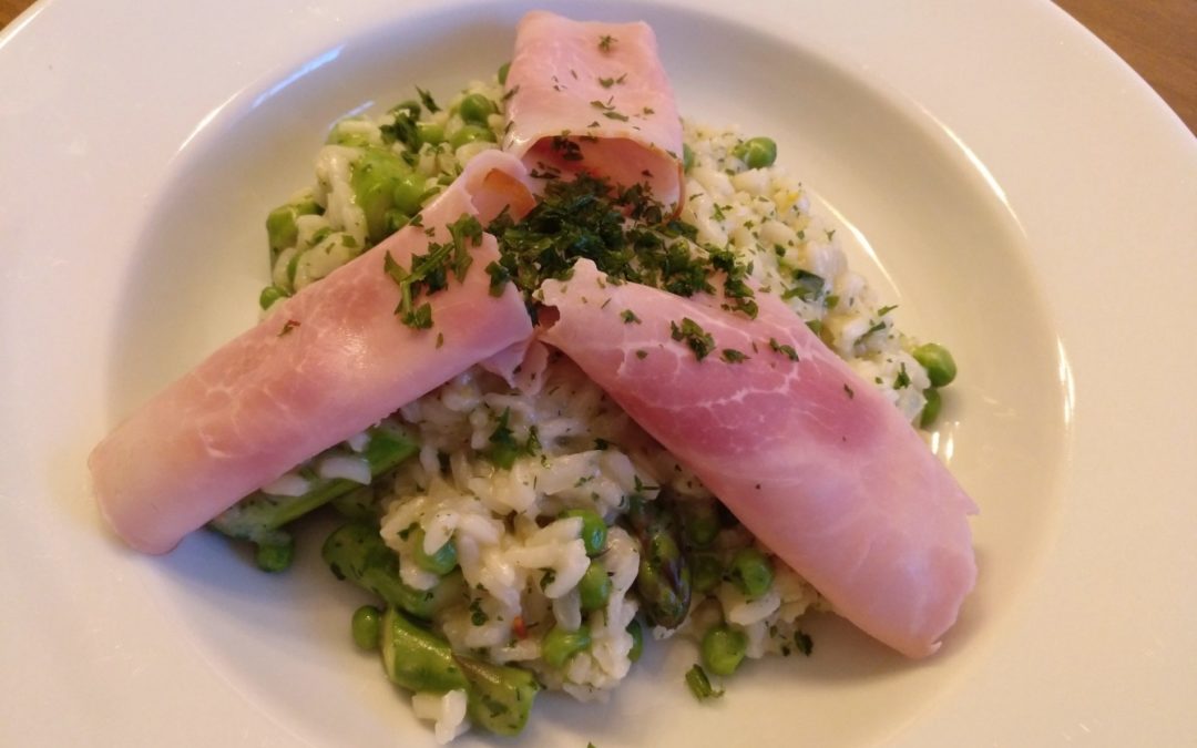 Rezept Kräuter-Risotto mit Spargel, Erbsen und Schinken • Essentiell ...