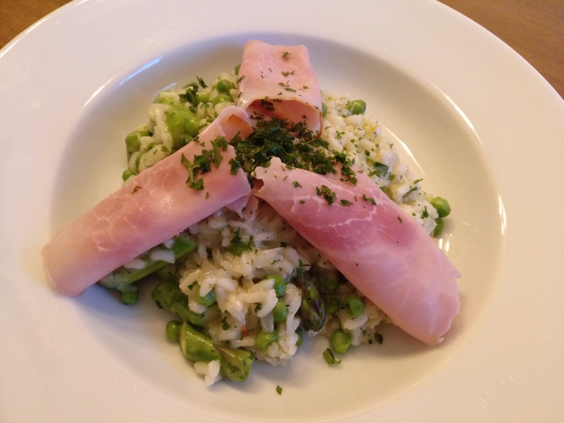Rezept Kräuter-Risotto mit Spargel, Erbsen und Schinken • Essentiell ...